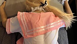 Horny fyr drar silikon sexdukke fra boken for lek.