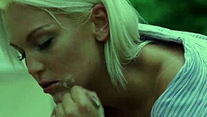Blond babe overrasker med udendørs sixtynine og craver sæd i munden!