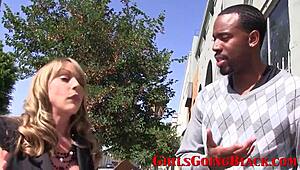 Zrela nepremičninska agentka zapelje najemnika z velikim črnim kurcem z izkušnjami v trdem seksu