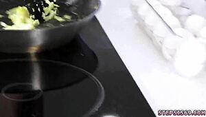 Super Carina Ragazza 18+ Dilettante Si Unisce a Divertente Competizione Familiare con Amici