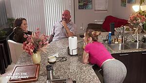 Liten sexgalen Freya Von Doom knullar styvpappa och fru