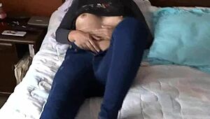 Prima volta eccitata guardando figliastro segarsi il cazzo