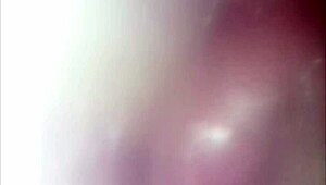 Kamera łapie w środku jej cipki jak wierci się 8-calowym dildem