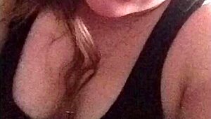 Een sexy blanke tiener 18+ met kleine 18+ tietjes verkent haar verlangens in dit intieme verhaal