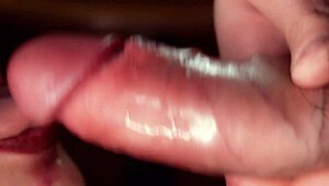 红唇恋物在慢动作精液特写动作中闪耀