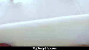 น้องสาวเลี้ยงขอร้องพี่ชายให้ทำให้ร้องดังเหมือนแฟนเขา - MySexySis