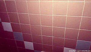 GILF Muffy Slayer esguichando leva surra anal foda com tetas balançando