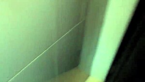 Incroyable ! Jolie bébé arrache la capote dans les toilettes du restaurant public !