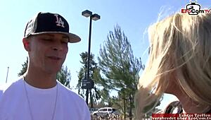 Kolla denna smala blonda slampa ta enorm sats på brösten!