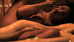 Trois échangistes plongent dans un trio lesbien sauvage. Gros seins rebondissent en chevauchant cowgirl.