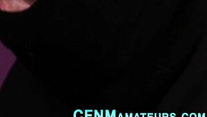 Busty europeisk blondin runkar kuk i CFNM verklighet