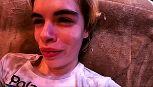 Me siento tan excitado mientras la pequeña muñeca kink me mea encima, lame culo y monta estilo amazona