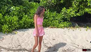 Smuk pige tisser på Maldiverne strand og får golden shower på brillerne