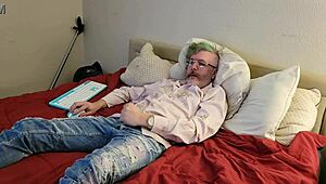 Emo chlap si tahá obřího ptáka v sólové akci