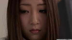 일본 오피스 레이디 사토미 스즈키가 속박 속에서 절정에 올라