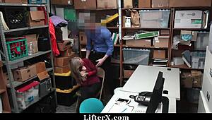 Заварена дъщеря се прегъва за молов офицер да освободи мащехата си.