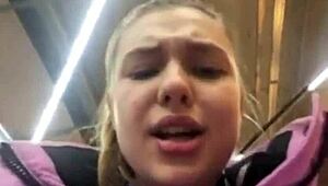 بطح عام ملتقط عن قرب في مشهد هنتاي أنمي جامح