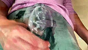 היי בן חורג, בוא ללקק את הפטמות החלביות שלי עם הזין השמן הזה!