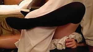 日本偶像女仆cosplay变成沙发上原始的内射性爱