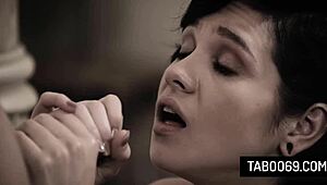 Heiße Teen Cadey Mercury verliert Jungfräulichkeit an Boss in harter Session