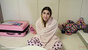 Ich bin Lexi Grey, Keuschheitssklavin, bekomme Morgenpisse dann hartes Arschficken beim Malen mit Sperma