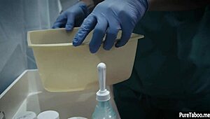 Sitna tinejdžerka jebana od gadnog doktorovog ogromnog kurca. Boli!