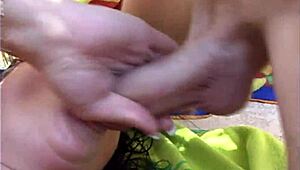 Pincérnő spriccel a medenceparti csoportbaszás közben