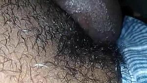 गोरी रंडी जोश से बड़ा काला लंड चूसती और चाटती है