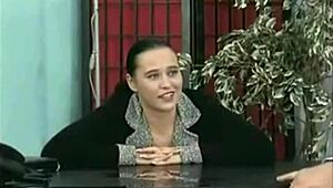 Milf allemande domine dans scène de pisse porno sauvage avec teasing et action hardcore