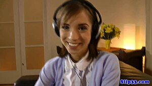 Glamcore ado de 18+ chevauche la bite du vieux en POV avec bas, elle est trop mignonne.