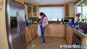 สาวใช้หน้าอกใหญ่เปิดกว้างสำหรับการเย็ดก้นอย่างหนัก