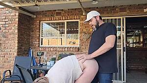 Uzajamno masturbiranje sa ženom susjeda je izmaklo kontroli, završilo vanjskim kreampajem!