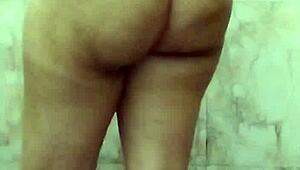 एशियन बड़े बूब्स वाली गर्लफ्रेंड ने बाथरूम में टाइट चूत को उंगली की