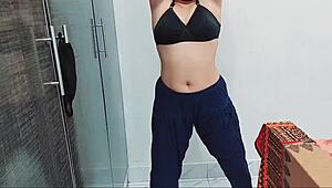 पाकिस्तानी लड़की लाइव कॉल पर न्यूड स्ट्रिपटीज परफॉर्म करती है!