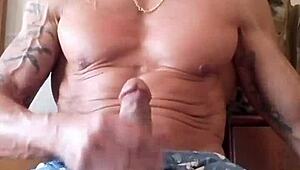 Hé, nézd, ahogy verem a hatalmas farkamat egy forró élvezésért?