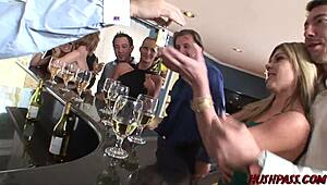 Kurzhaarige Blonde reitet hart in großer Schwanz-Orgie. Babe stößt dazu.