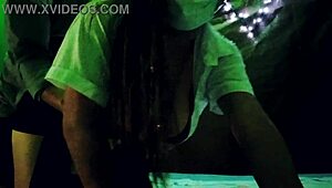 Ups, perdí la apuesta así que estoy montando la polla negra grande de mi padrastro