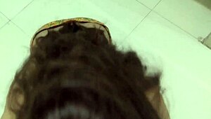 सौतेला भाई नए खिलौने के लिए रैंच रोलप्ले में दीवाना हो गया।