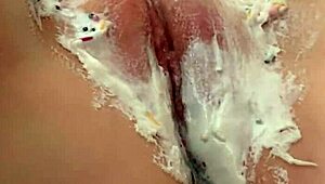 La matrigna sorprende il figliastro con una torta e di più per il suo 18esimo compleanno