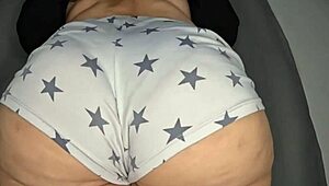 أم زوجية كولومبية ترقص مؤخرتها الكبيرة اللذيذة في عرض جامح