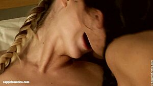 จัดสามคนในร่มกับเลสเบี้ยนสาวๆ บน sapphic erotica