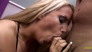 Boss nimmt vollbusige blonde Angestellte hart im Schuhladen. Strümpfe und reiten heizen Szene auf.