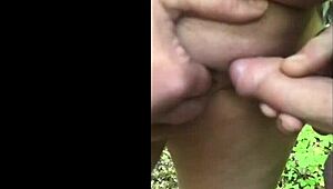 Мастурбација на отвореном у шуми са мојом врућом женом док она показује велике сисe. Природа никад није била тако прљава.