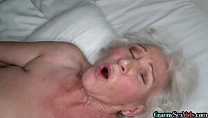 يا راجل، الجدة الشعرانية العجوزة دي بتحب النيك في كسها، مش قادرة تشبع!