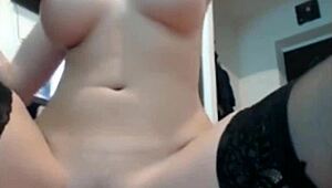 สาววัยรุ่นหุ่นเพอร์เฟกต์โชว์มือสมัครเล่นบนแคม