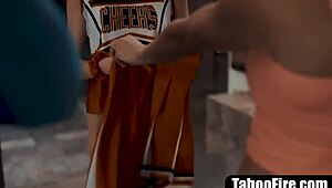 Nuori joukkuejohtaja painostetaan seksiin milf valmentajan ja miehen kanssa