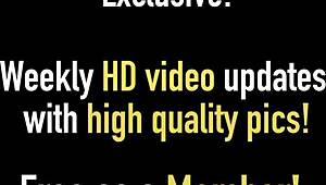 All Natural Tiener Alex Blake mondneukt Alex Legend in sneakers. Haar grote poeslippen en clit krijgen harde handjob.