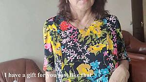 Äitipuoli hallitsee cuckoldattua poikapuolta rajulla doggy-panemisella