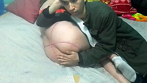 Agüenta eu dedando ela pela calcinha antes de foder de lado?