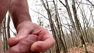 冰冷的户外散步变身狂野射精爆炸，老饥渴业余爱好者裸体自慰到高潮！